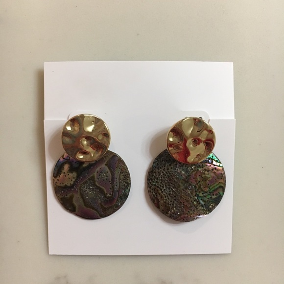 Aster HAMMERED CIRCLE STUDS WITH ABALONE DROP - Picture 3 of 3